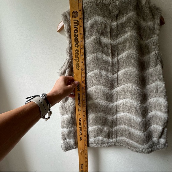 DYLAN silky-soft faux fur vest - Picture 6 of 7